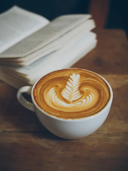Kop kaffe latte på træet tekstur - Stock-foto
