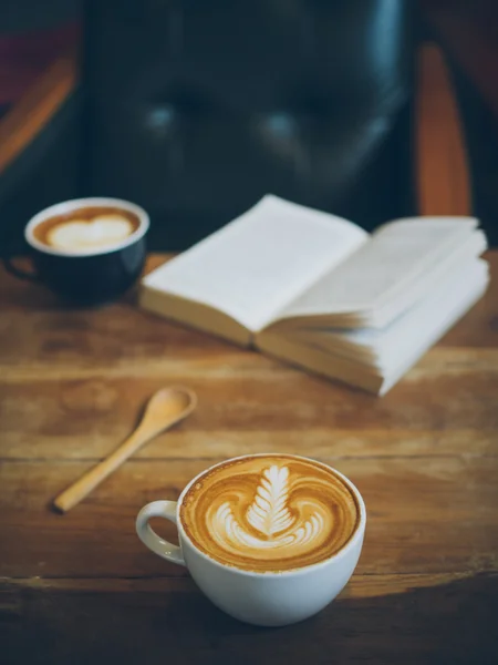 Tasse de café latte sur la texture du bois — Photo