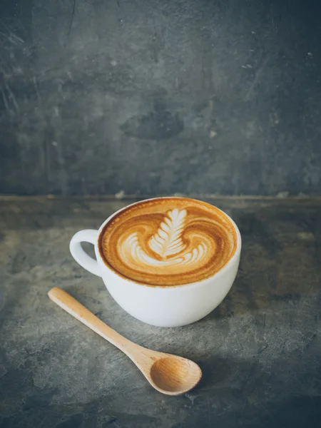 Tazza di caffè latte sulla consistenza del legno — Foto Stock