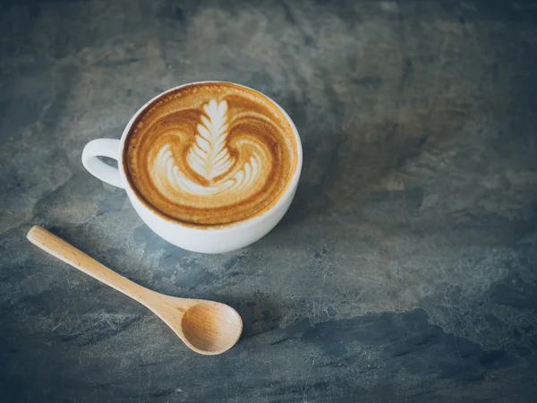 Tasse de café latte sur la texture du bois — Photo