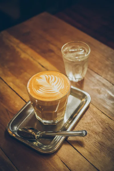 Šálek kávy latte na texturu dřeva — Stock fotografie