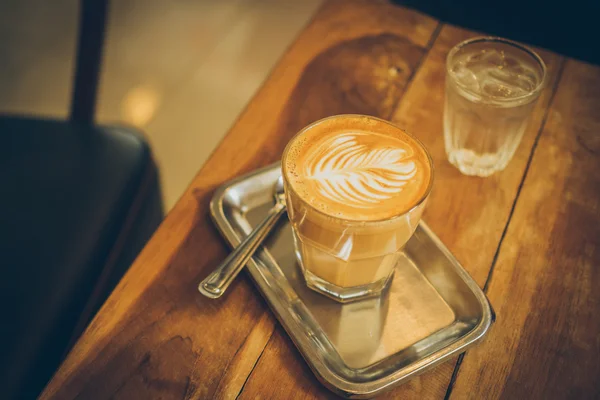 Taza de café con leche en la textura de madera — Foto de Stock