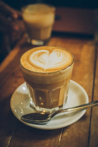 Tazza di caffè latte sulla consistenza del legno — Foto Stock