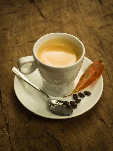 Kopje koffie latte op de houtstructuur — Stockfoto