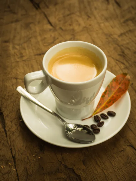 Taza de café con leche en la textura de madera — Foto de Stock