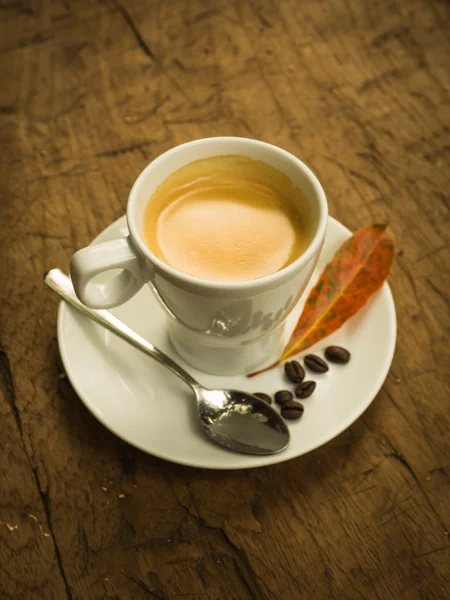 Taza de café con leche en la textura de madera — Foto de Stock