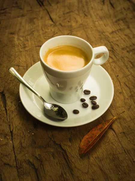 Taza de café con leche en la textura de madera — Foto de Stock