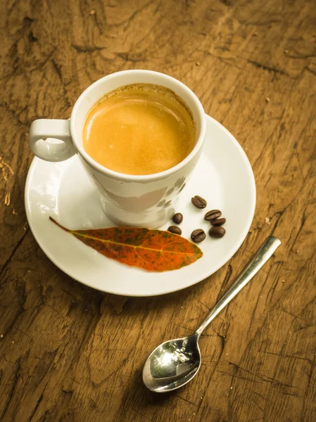 Taza de café con leche en la textura de madera — Foto de Stock