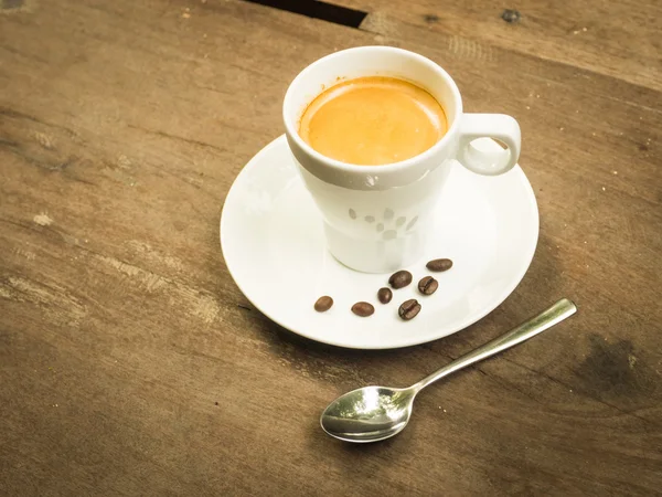 Filiżankę kawy latte na drewno tekstury — Zdjęcie stockowe