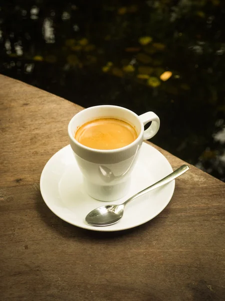Fincan kahve latte ahşap doku üzerinde — Stok fotoğraf