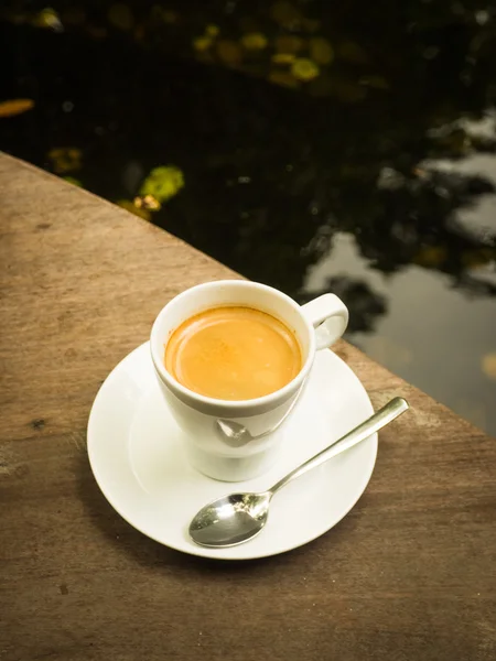 Taza de café con leche en la textura de madera — Foto de Stock