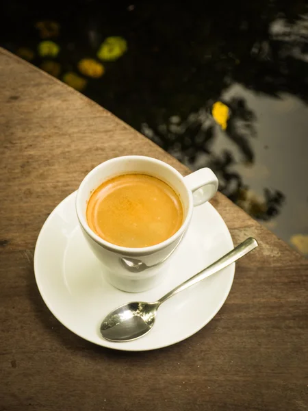 Taza de café con leche en la textura de madera — Foto de Stock