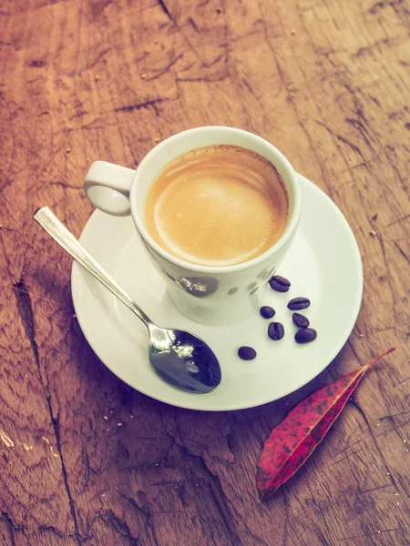 Taza de café con leche en la textura de madera — Foto de Stock