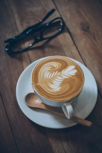 Secangkir kopi latte pada tekstur kayu — Stok Foto