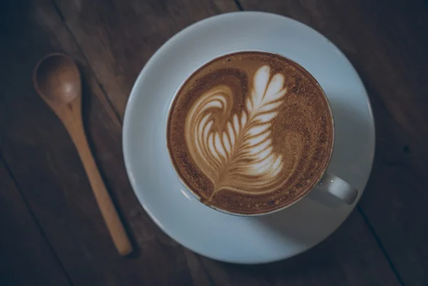 ウッド テクスチャにコーヒー カフェラテのカップ — ストック写真