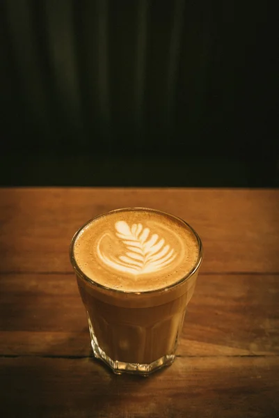 Šálek kávy latte na texturu dřeva — Stock fotografie