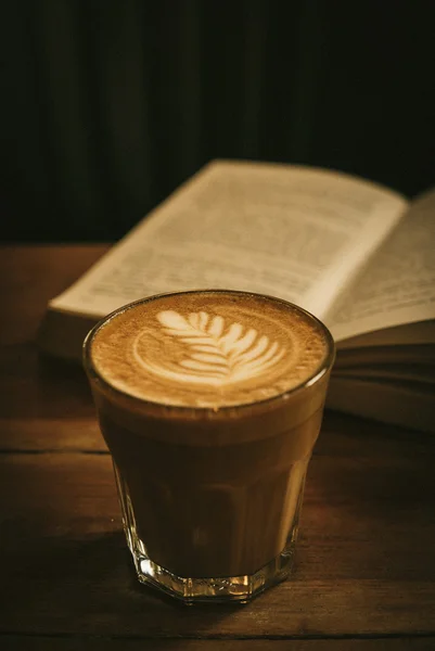 Xícara de café latte na textura da madeira — Fotografia de Stock