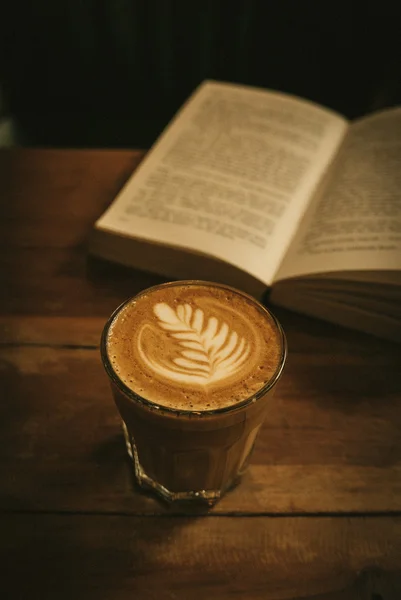 Tazza di caffè latte sulla consistenza del legno — Foto Stock