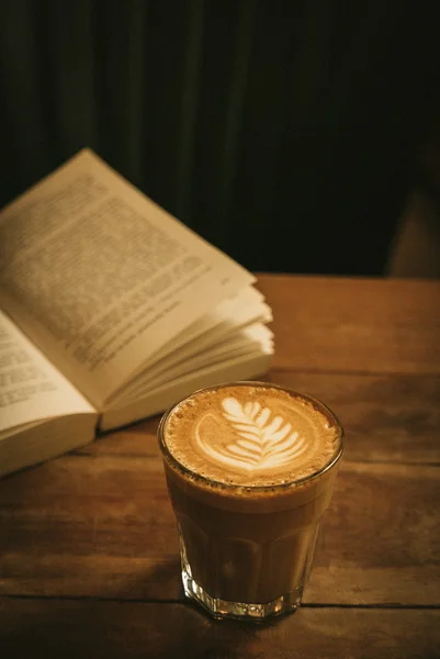 Taza de café con leche en la textura de madera — Foto de Stock