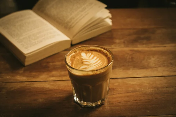 Fincan kahve latte ahşap doku üzerinde — Stok fotoğraf