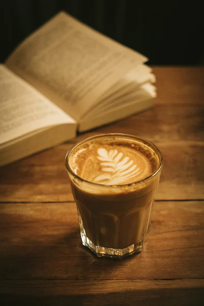 Tasse Kaffee Latte auf dem Holz Textur — Stockfoto