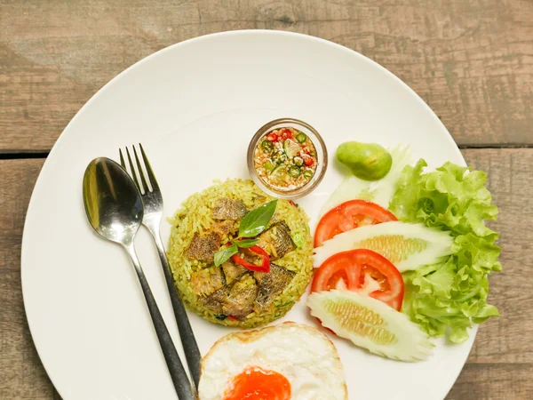 Arroz frito com peixe comida tailandesa — Fotografia de Stock