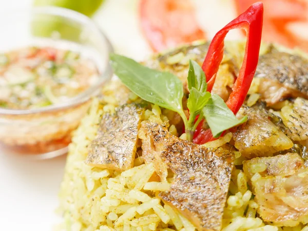 Balık Tayland yemekleri ile kızarmış pilav — Stok fotoğraf