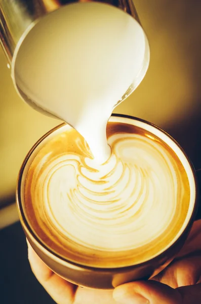 Kaffee Latte Art mit Milch — Stockfoto