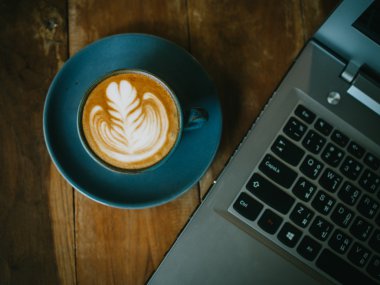 fincan kahve latte ahşap doku üzerinde 
