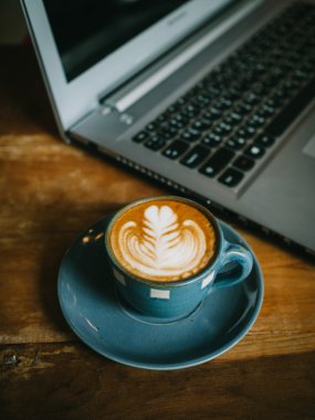 fincan kahve latte ahşap doku üzerinde 