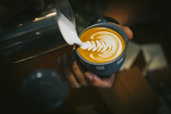 Wie man Kaffee-Latte-Kunst macht — Stockfoto
