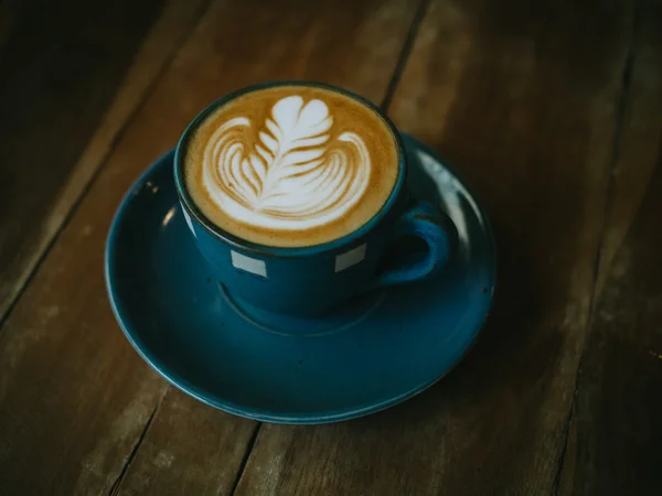 Šálek kávy latte na texturu dřeva — Stock fotografie