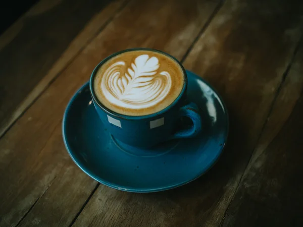 杯咖啡拿铁咖啡对木材纹理 — 图库照片