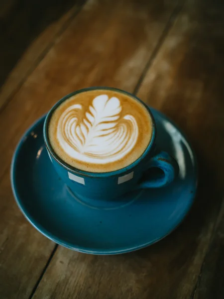 Tazza di caffè latte sulla consistenza del legno — Foto Stock
