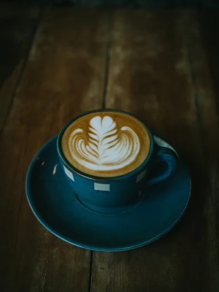 Xícara de café latte na textura da madeira — Fotografia de Stock