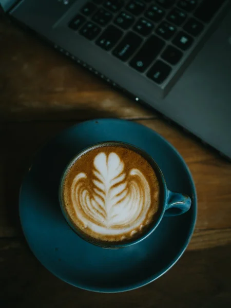 Taza de café con leche en la textura de madera — Foto de Stock