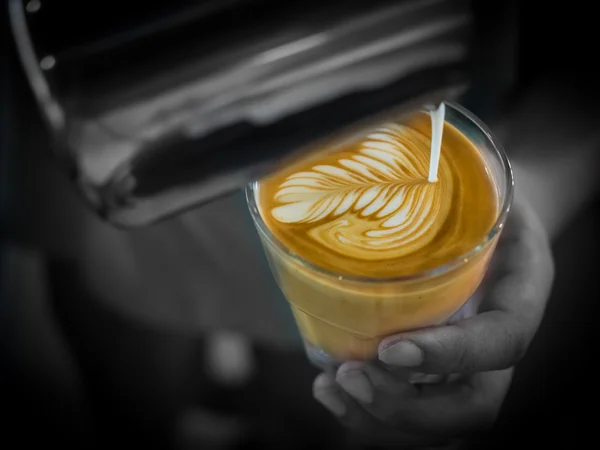 Cómo hacer café arte latte —  Fotos de Stock