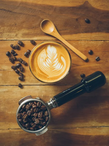 Taza de café con leche en la textura de madera — Foto de Stock