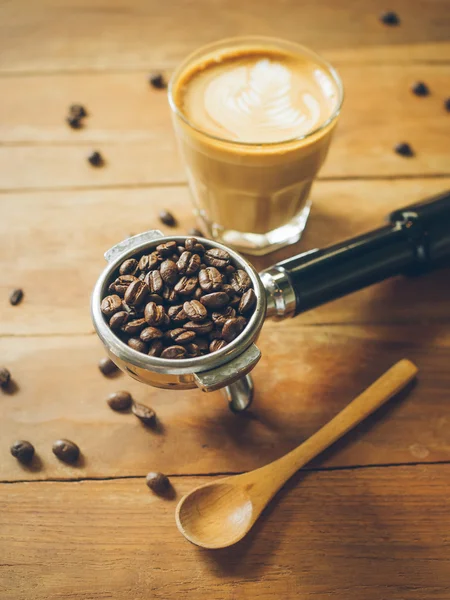 Filiżankę kawy latte na drewno tekstury — Zdjęcie stockowe