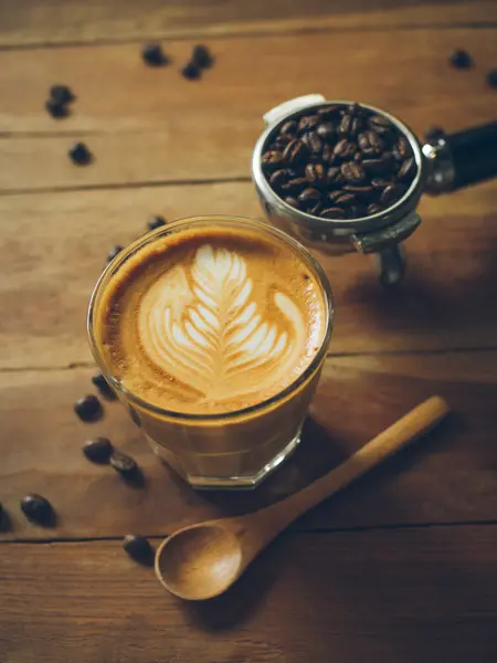 Šálek kávy latte na texturu dřeva — Stock fotografie