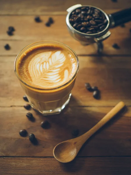 Šálek kávy latte na texturu dřeva — Stock fotografie