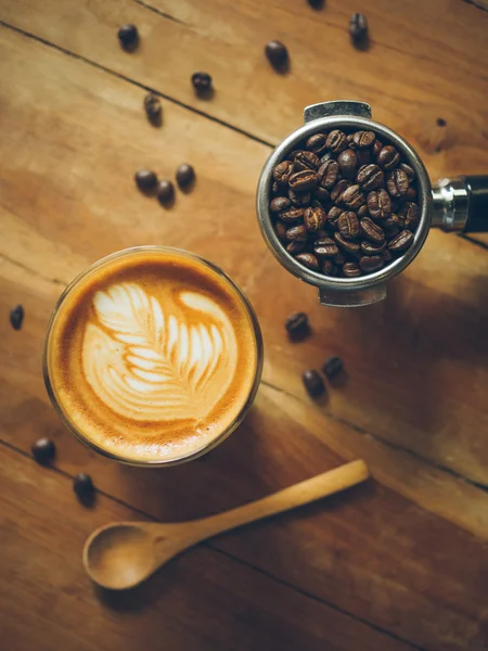 Tasse Kaffee Latte auf dem Holz Textur — Stockfoto