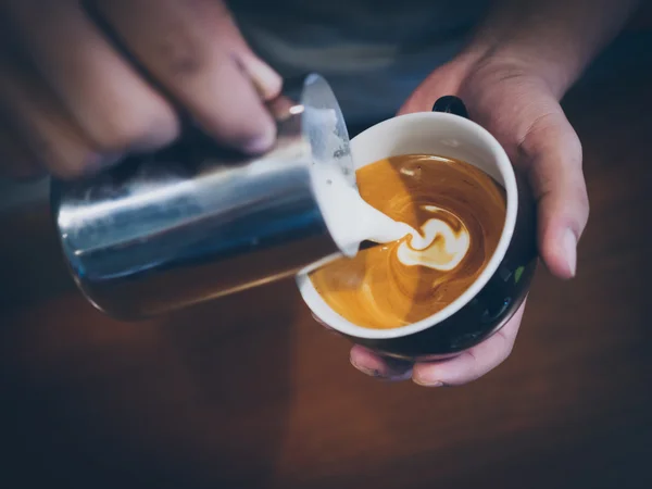 Nasıl kahve latte sanat yapmak — Stok fotoğraf