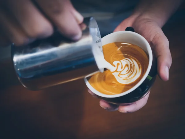 Hur man gör kaffe latte art — Stockfoto