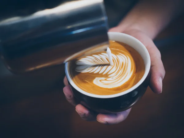 Hur man gör kaffe latte art — Stockfoto