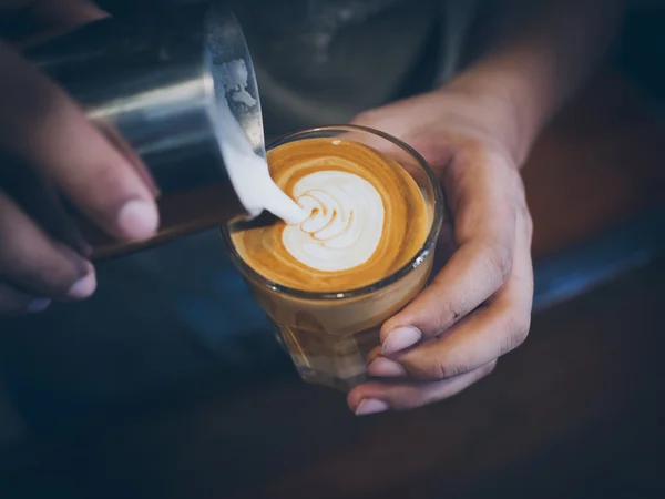 Jak zrobić kawy latte art — Zdjęcie stockowe