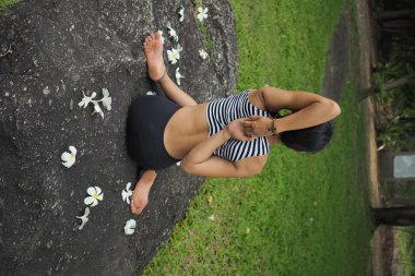 Genç kadının yoga egzersizleri Bahçe park yapması