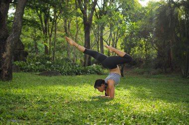 Genç kadının yoga egzersizleri Bahçe park yapması
