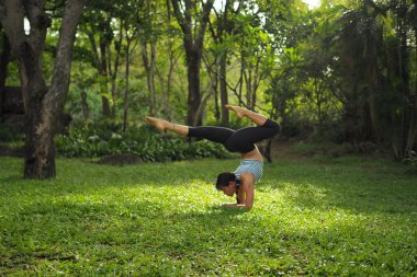 Genç kadının yoga egzersizleri Bahçe park yapması