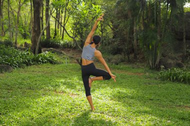 Genç kadının yoga egzersizleri Bahçe park yapması